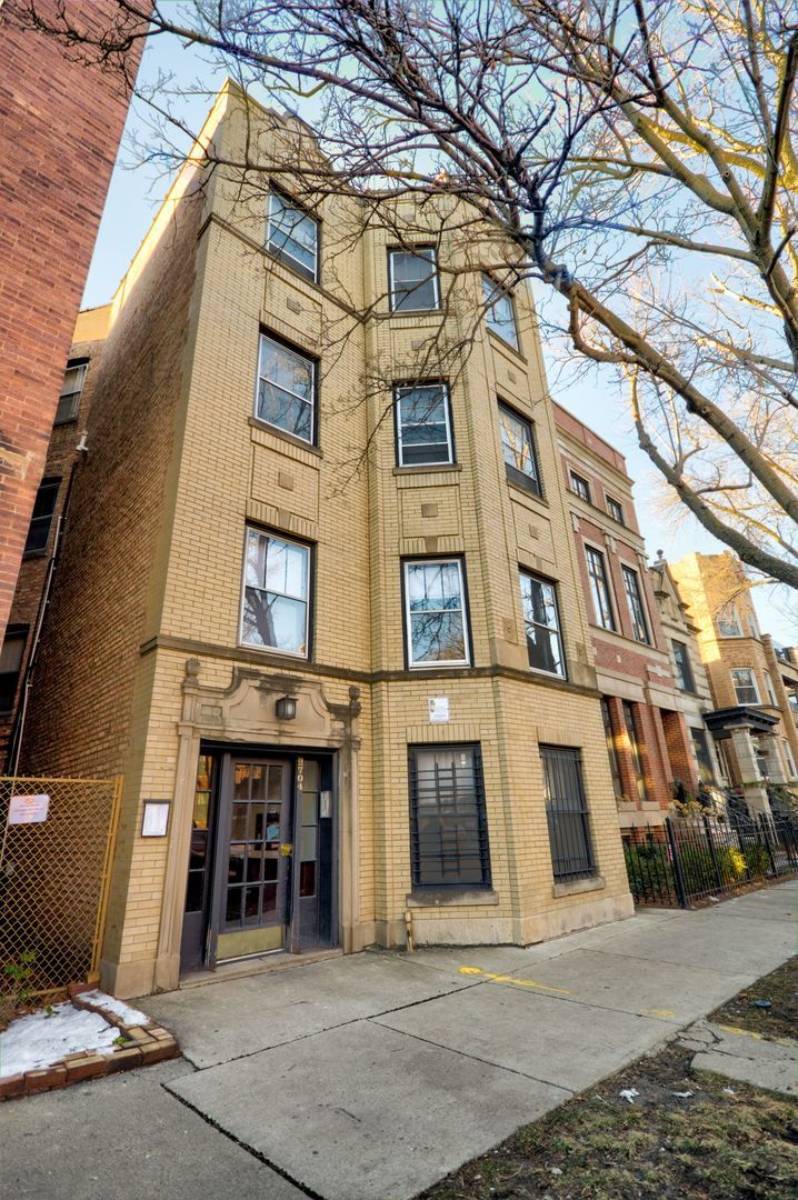 2704 Mildred Avenue — Chicago, IL 60614