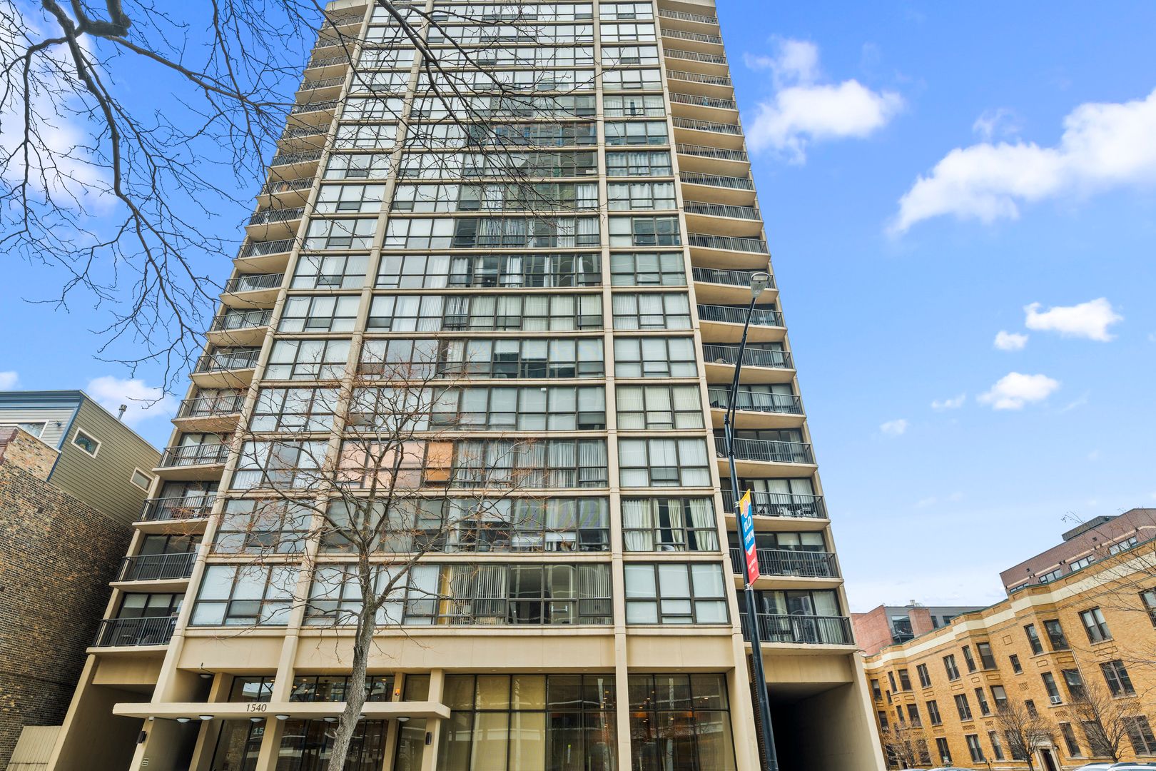 1540 N LASALLE Drive #907 — Chicago, IL 60610