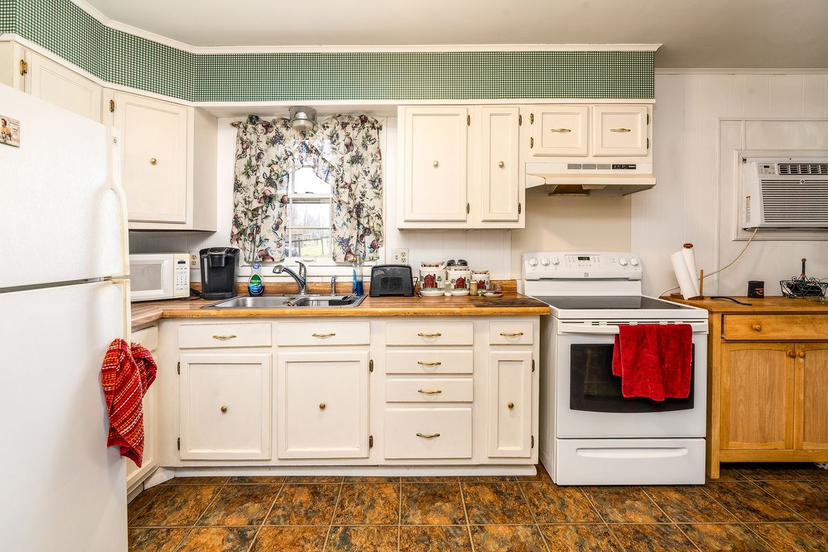 306 N White Street N, Creal Springs, IL 62922