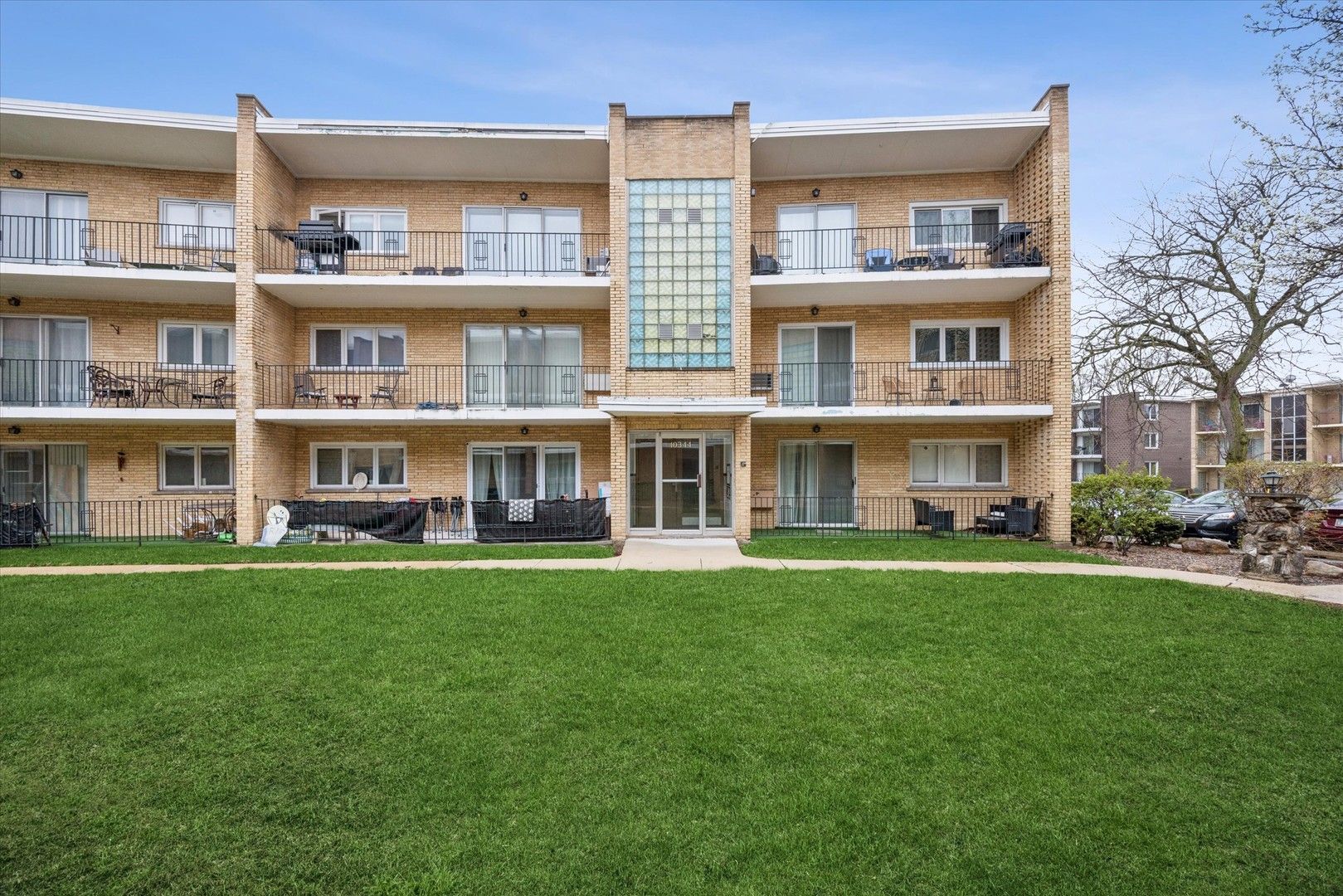 10344 S Pulaski Road #304 — Oak Lawn, IL 60453