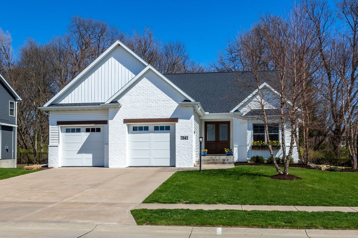 7041 Alvie Lane, Bettendorf, IA 52722