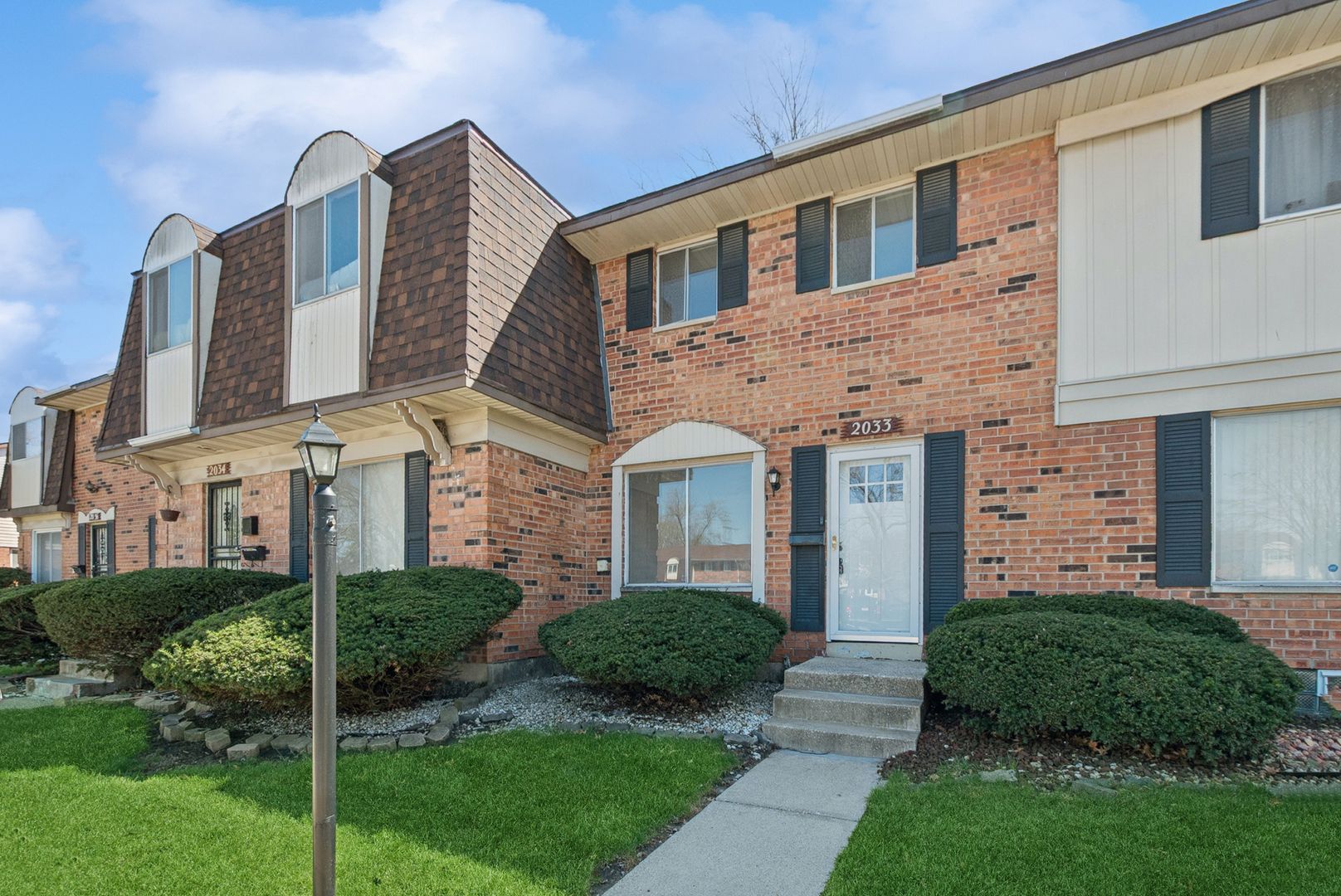 2033 Lioncrest Drive — Richton Park, IL 60471