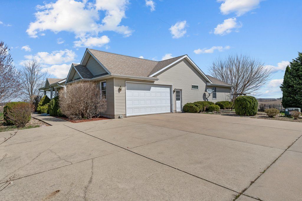 6805 256th Street N, Port Byron, IL 61275