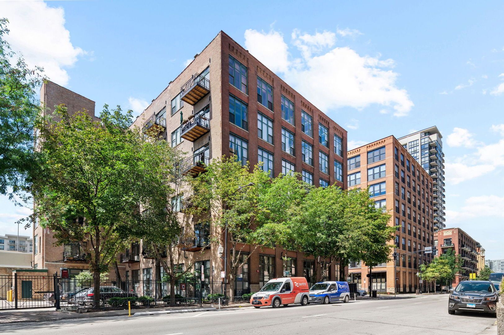 701 W Jackson Boulevard #102 — Chicago, IL 60661