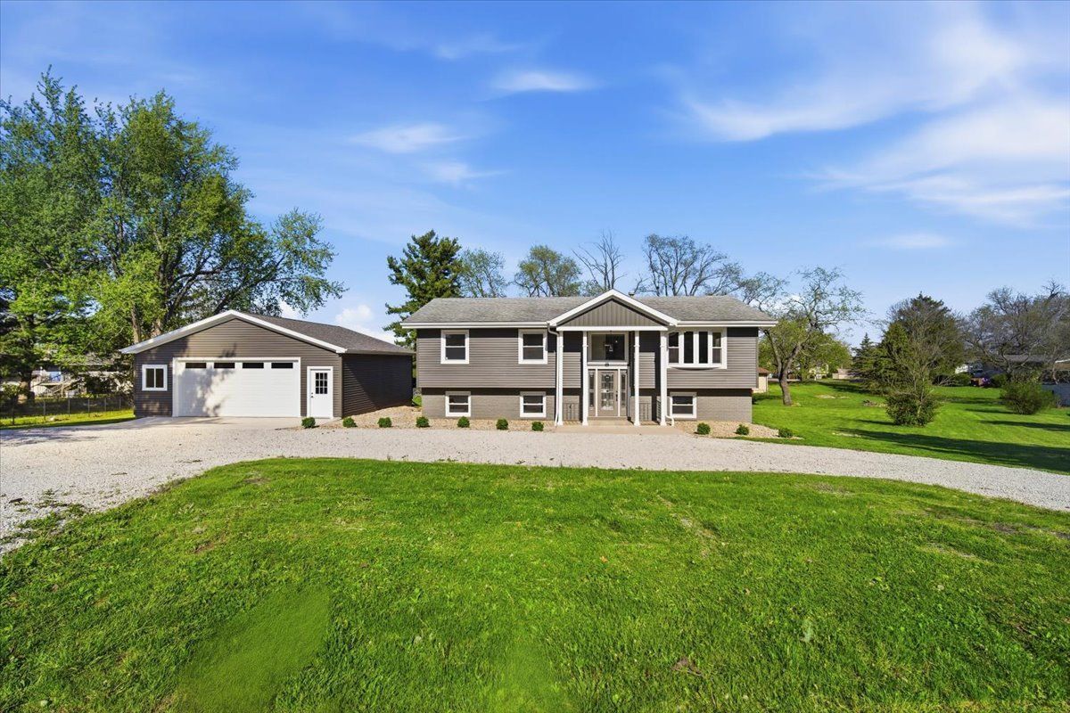 9646 Ridgewood Court, Bloomington, IL 61705