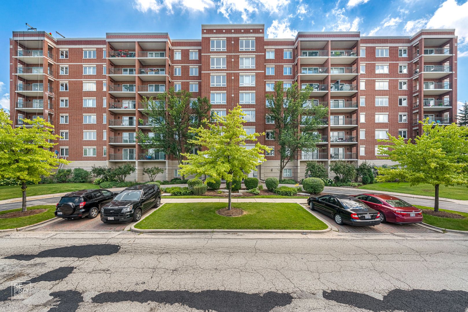 5555 N Cumberland Avenue #711 — Chicago, IL 60656