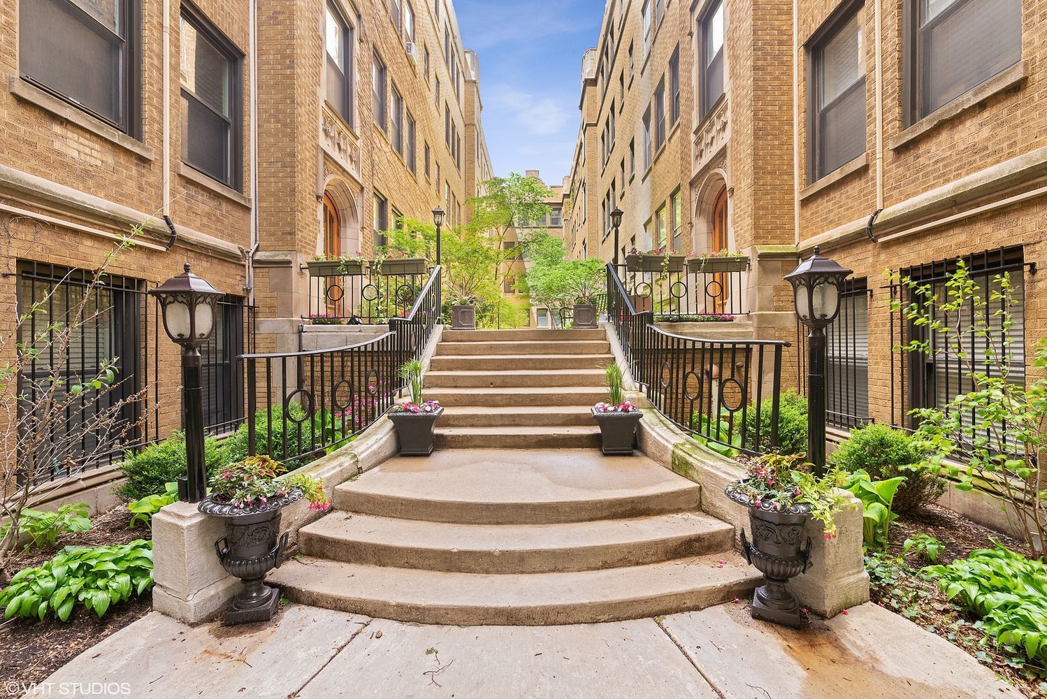 640 W Waveland Avenue #2F — Chicago, IL 60613