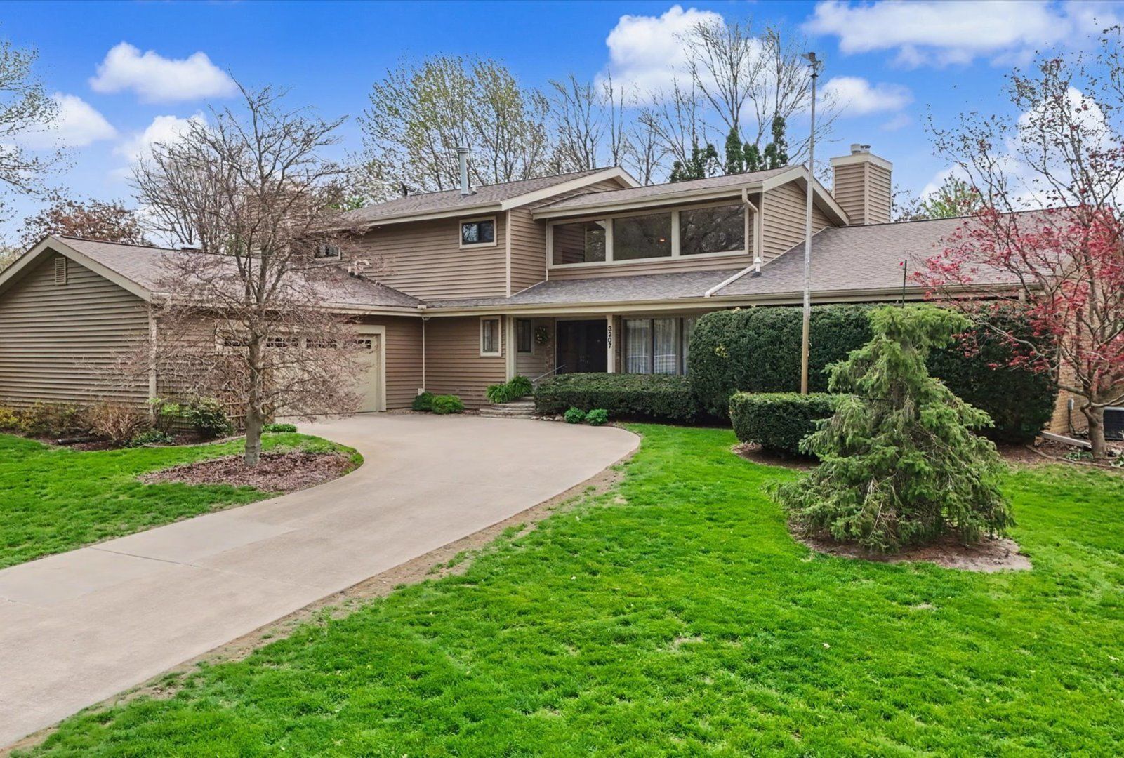 3207 Douglas Woods Drive — Urbana, IL 61802