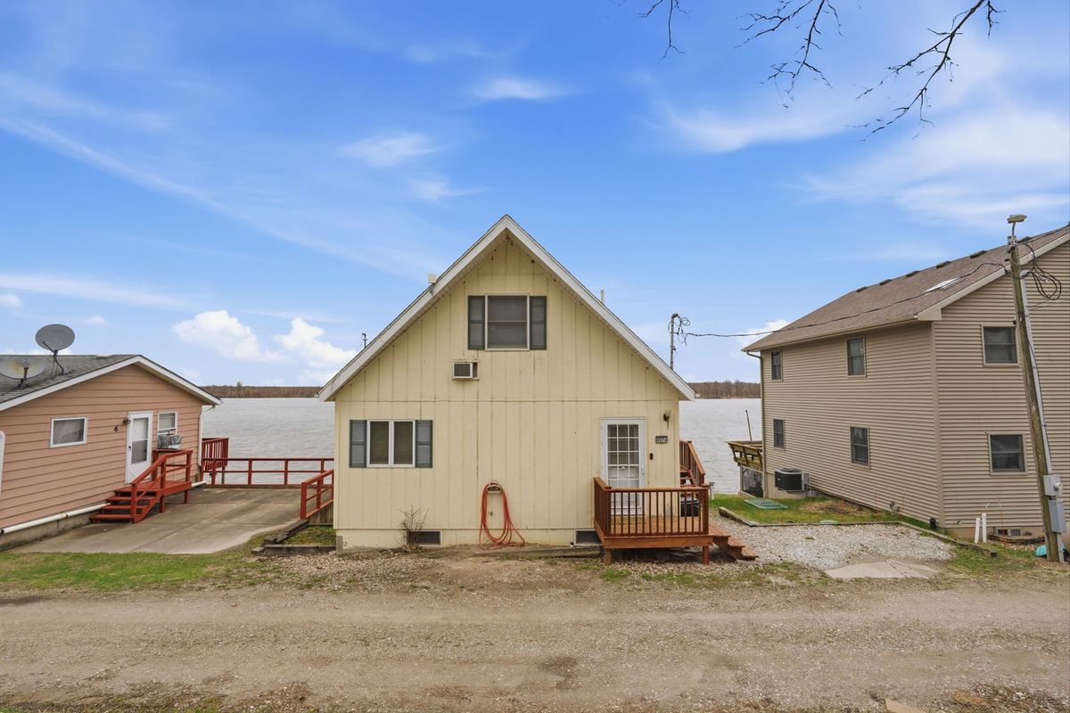 9874 F Avenue, Wapello, IA 52653