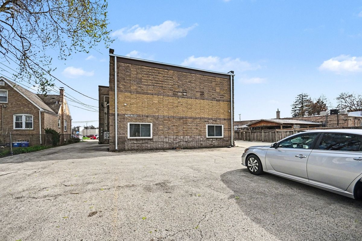 7228 39th Street #2W, Lyons, IL 60534