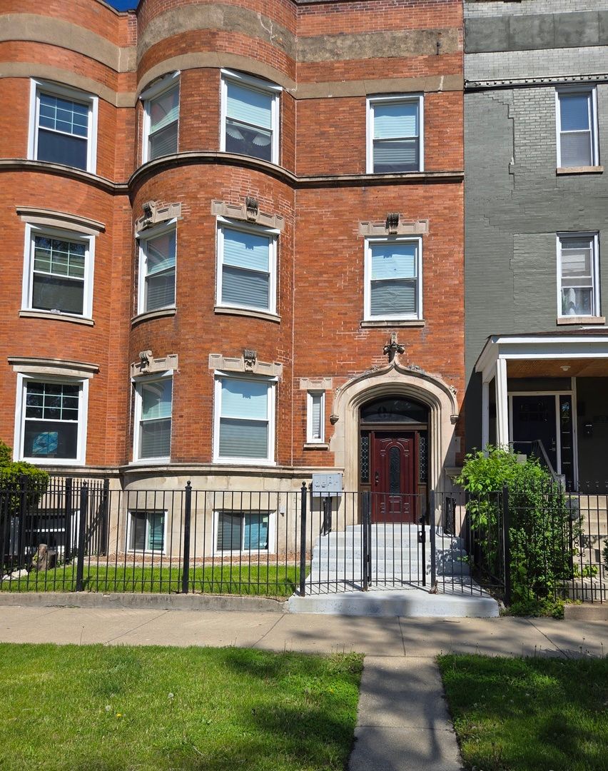 4749 S Prairie Avenue #2 — Chicago, IL 60615