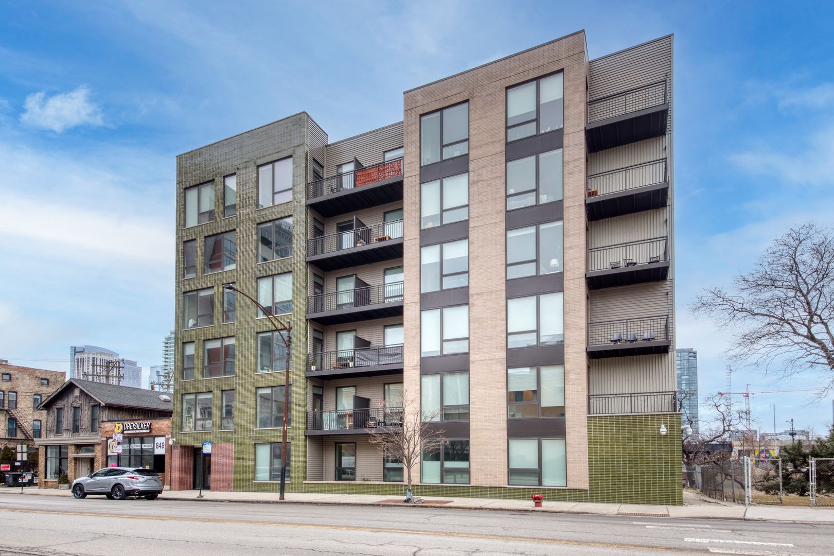 851 W Grand Avenue #404 — Chicago, IL 60642