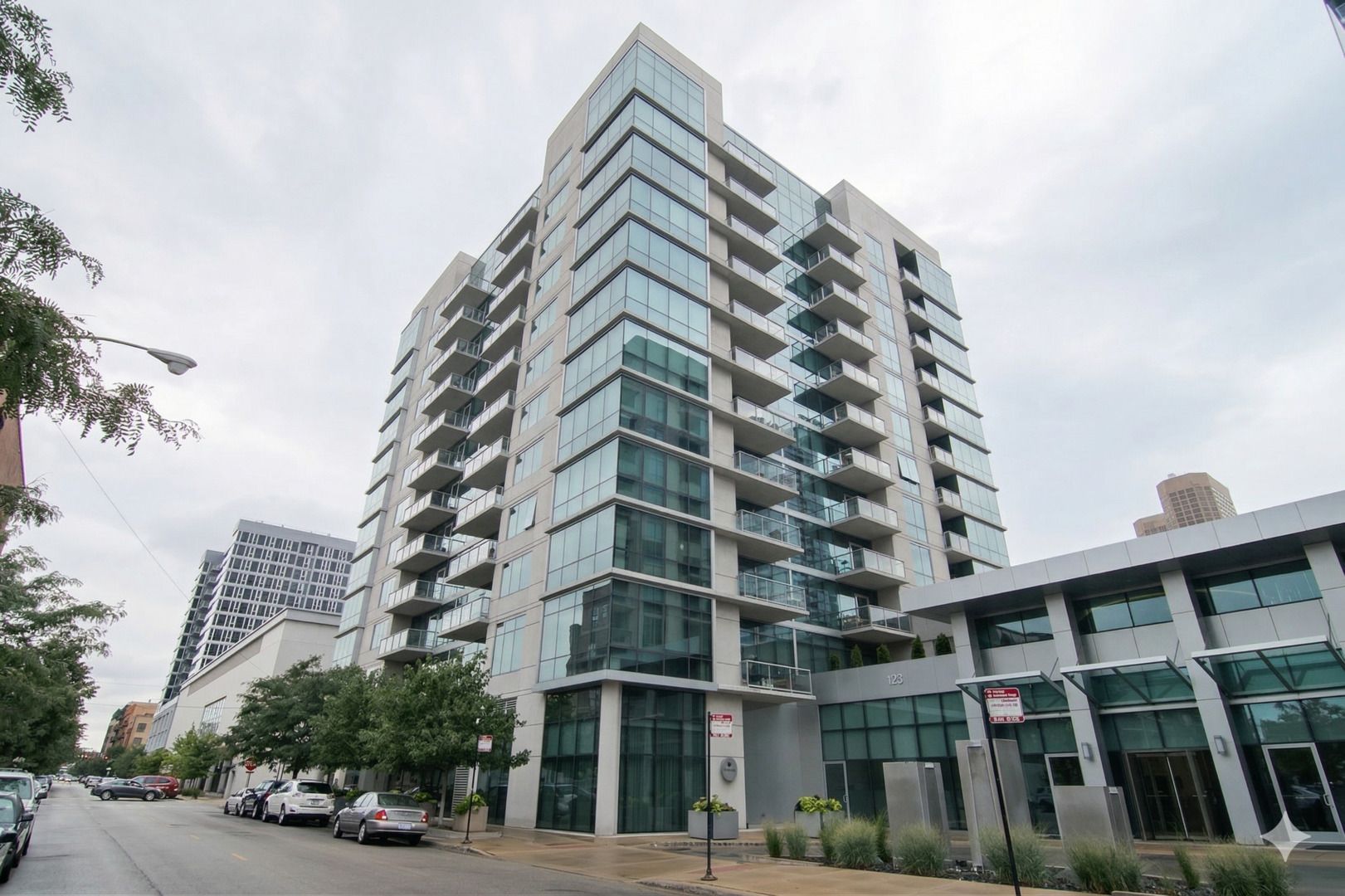 123 S Green Street #906B — Chicago, IL 60607