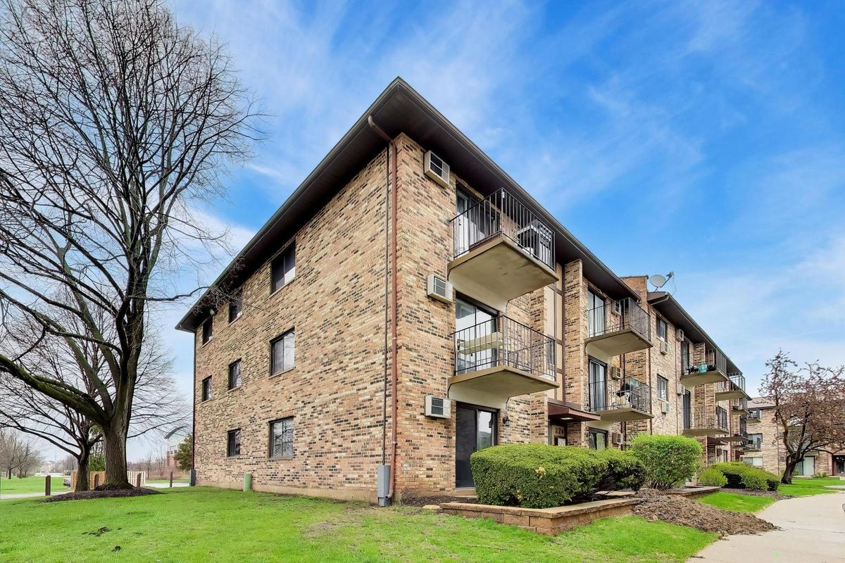 324 Klein Creek Court, Carol Stream, IL 60188