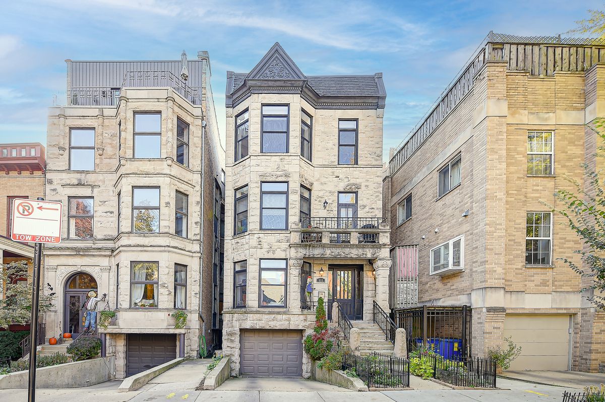 653 Barry Avenue, Chicago, IL 60657