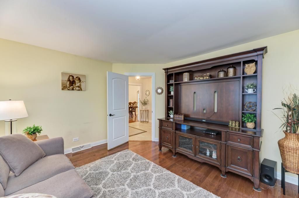 10S607 Glenn Drive, Burr Ridge, IL 60527