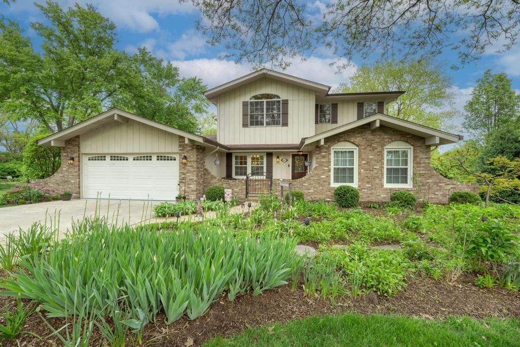10S607 Glenn Drive, Burr Ridge, IL 60527