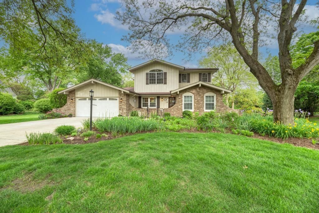 10S607 Glenn Drive, Burr Ridge, IL 60527