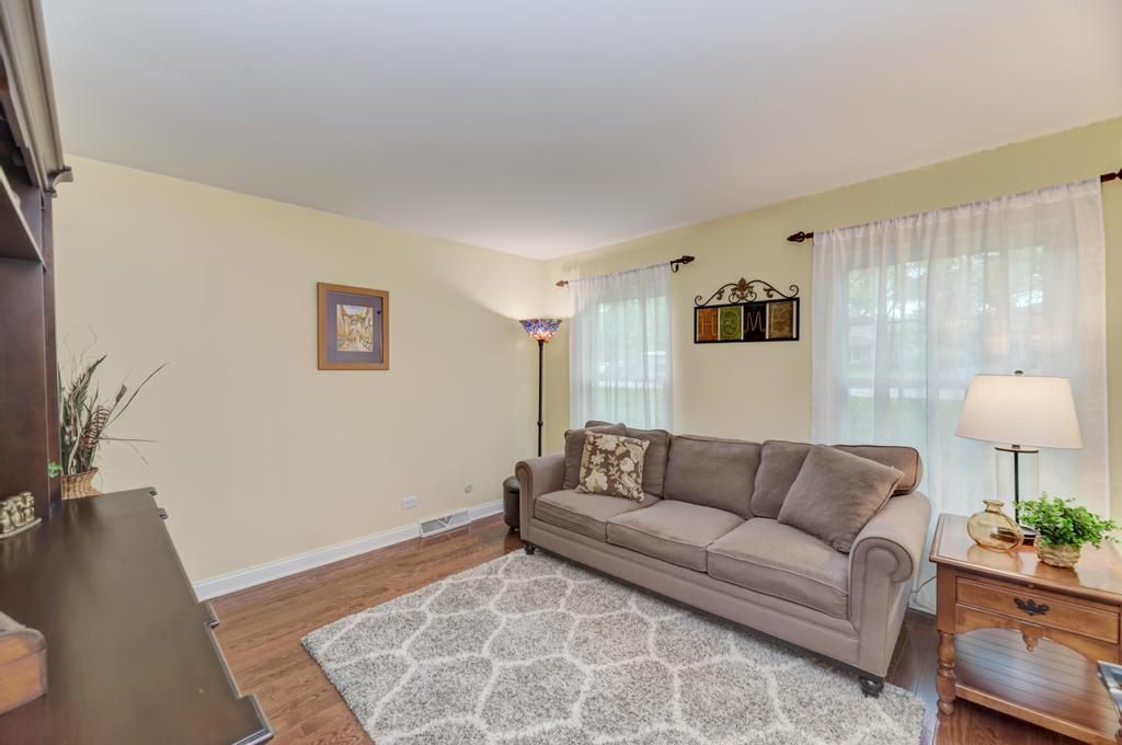 10S607 Glenn Drive, Burr Ridge, IL 60527