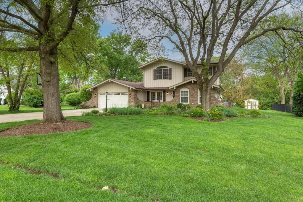 10S607 Glenn Drive, Burr Ridge, IL 60527