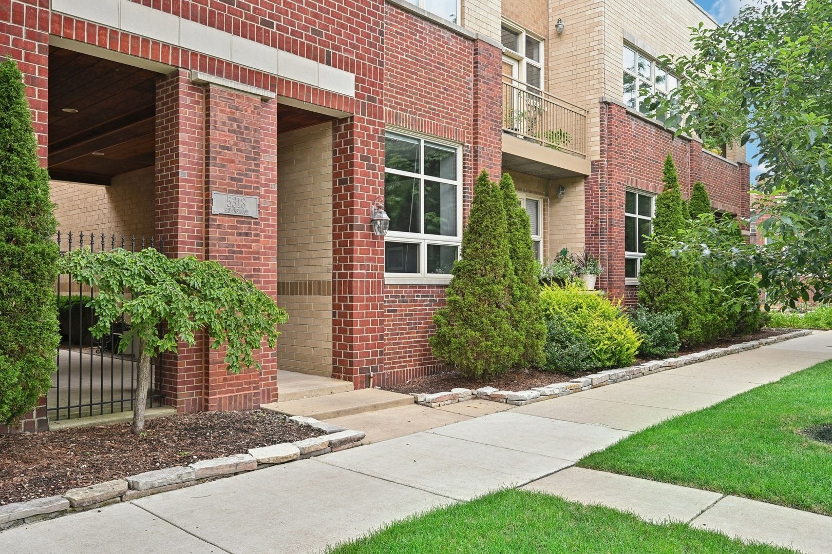 5318 N Ravenswood Avenue #107 — Chicago, IL 60640