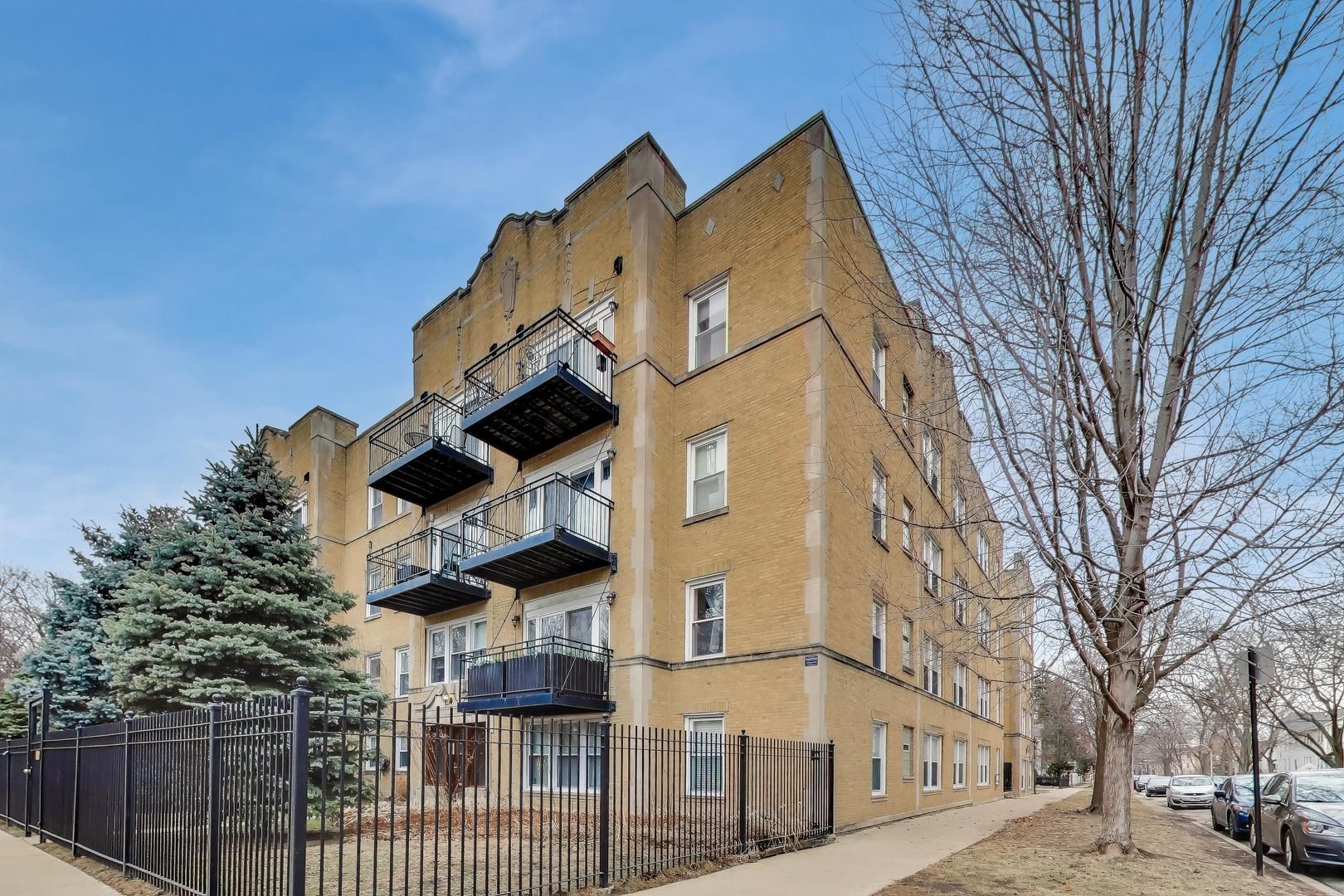 2000 W Greenleaf Avenue #1 — Chicago, IL 60645
