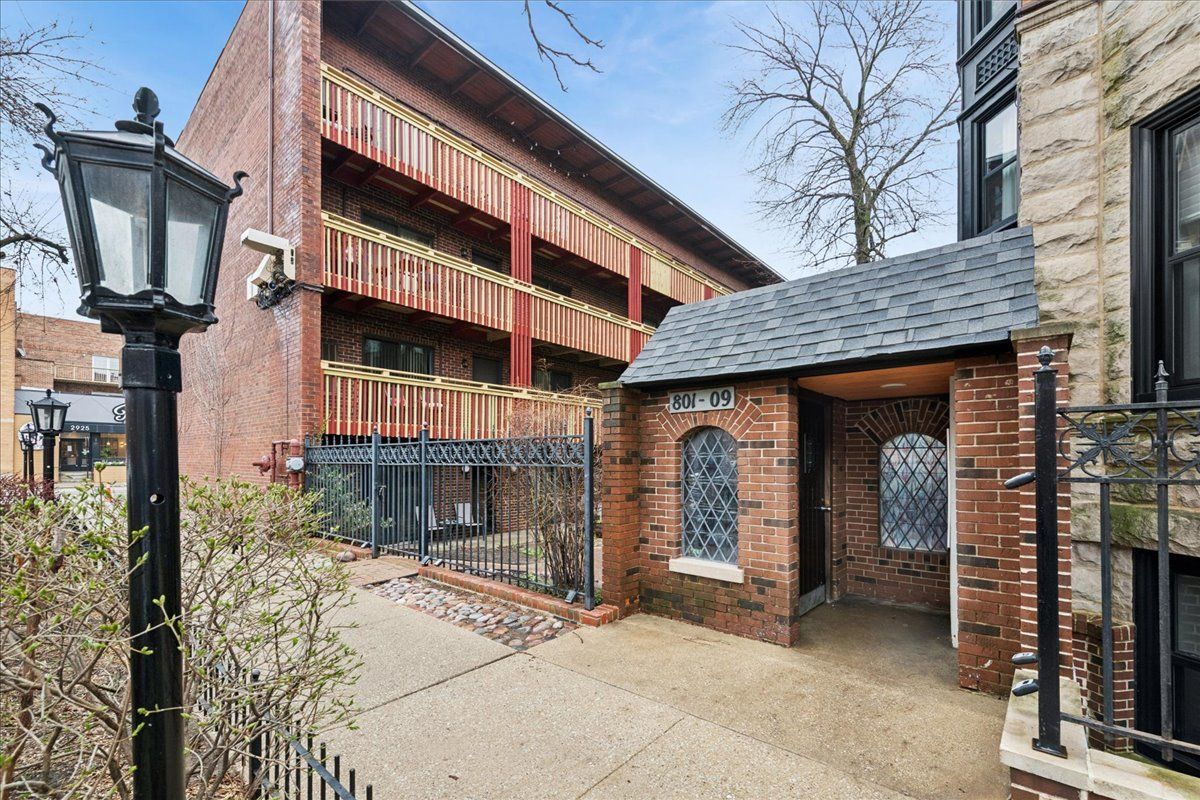 805 Oakdale Avenue, Chicago, IL 60657
