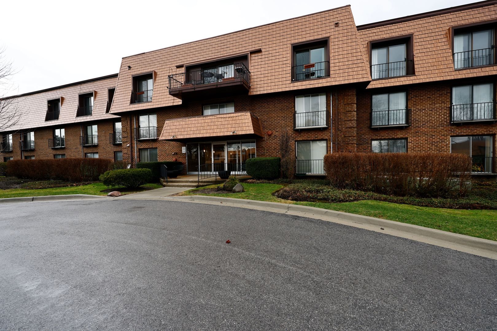 3950 Dundee Road #302 — Northbrook, IL 60062