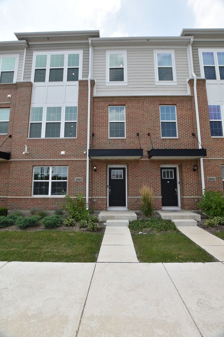 2945 SHOWPLACE Drive — Naperville, IL 60564