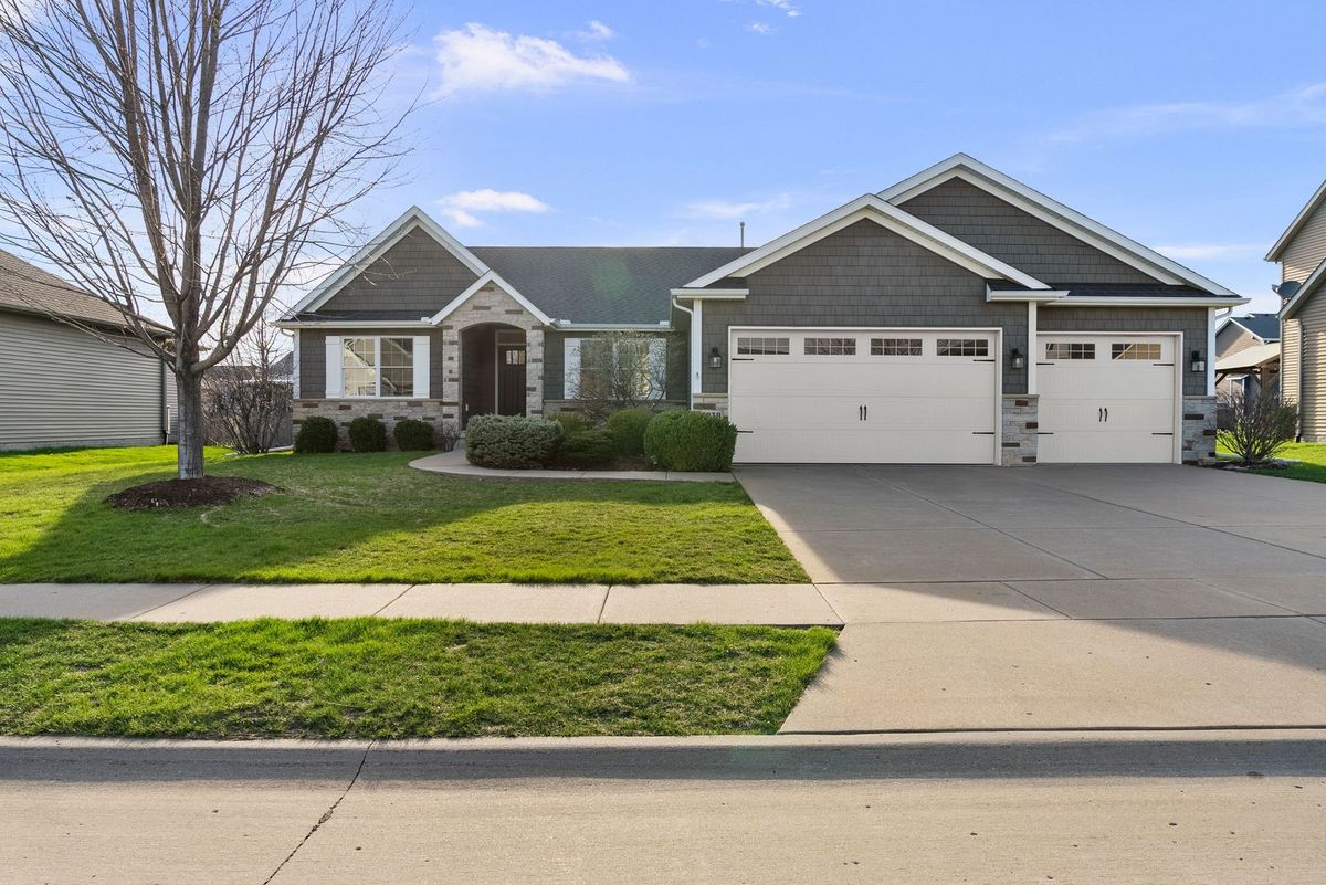 5838 Vanderginst Court, Bettendorf, IA 52722