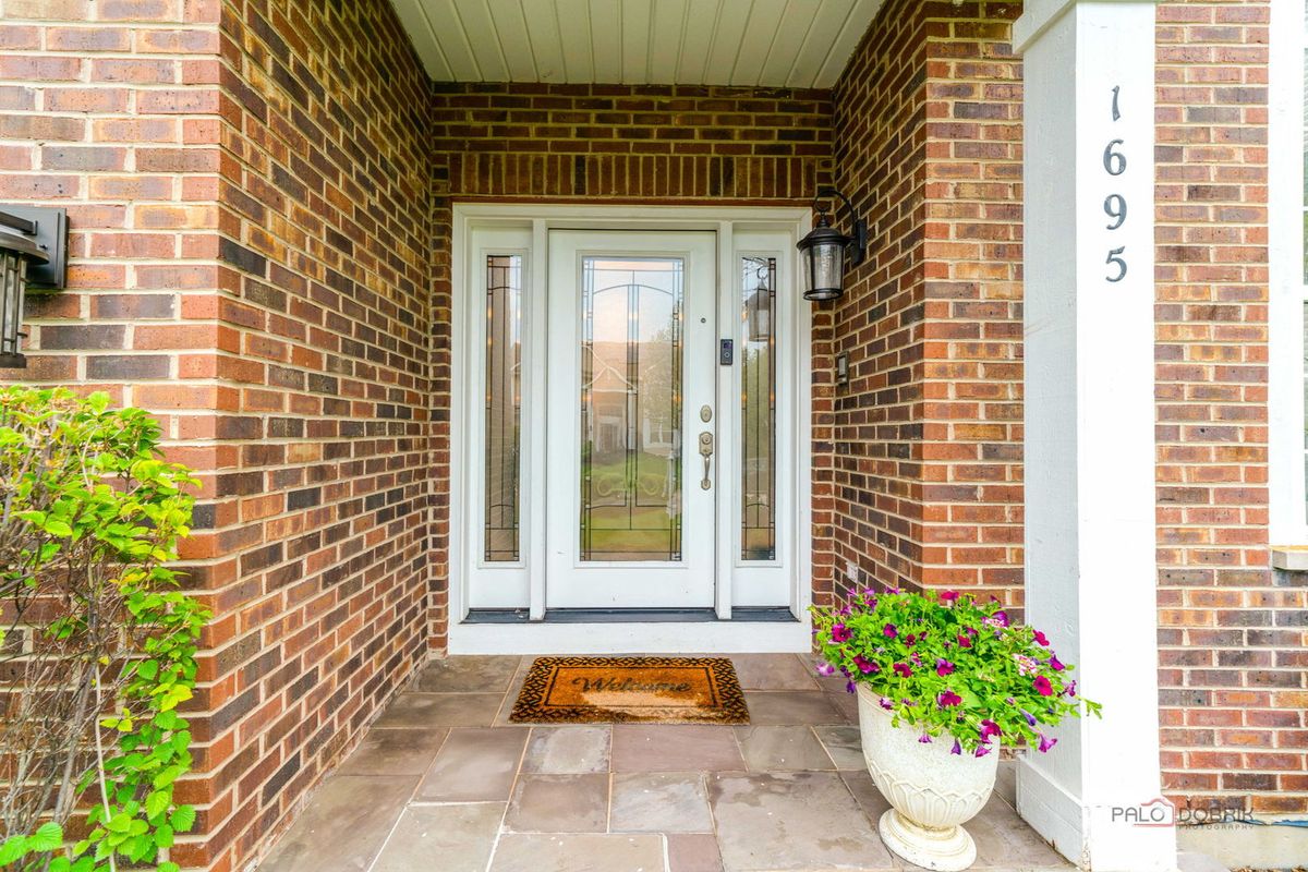 1695 Natures Way, Lindenhurst, IL 60046