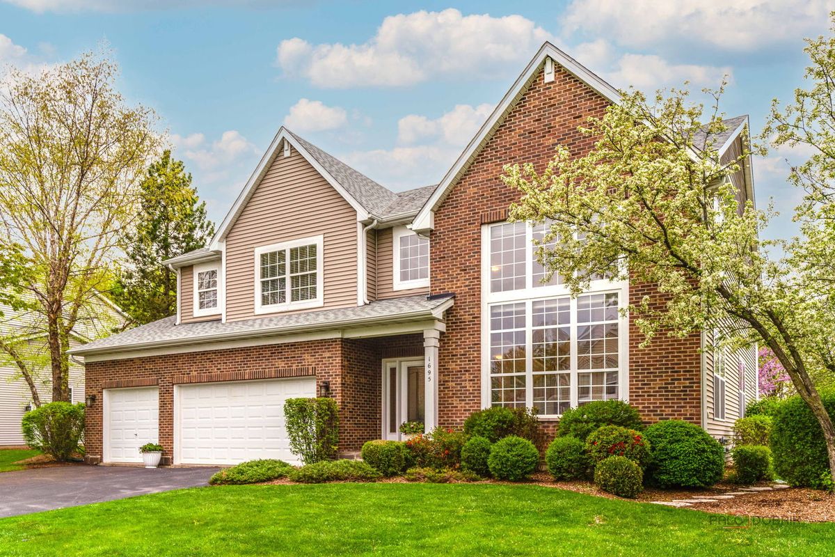 1695 Natures Way, Lindenhurst, IL 60046