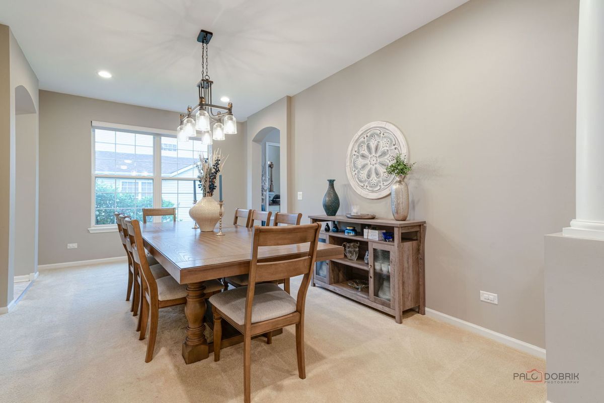 1695 Natures Way, Lindenhurst, IL 60046