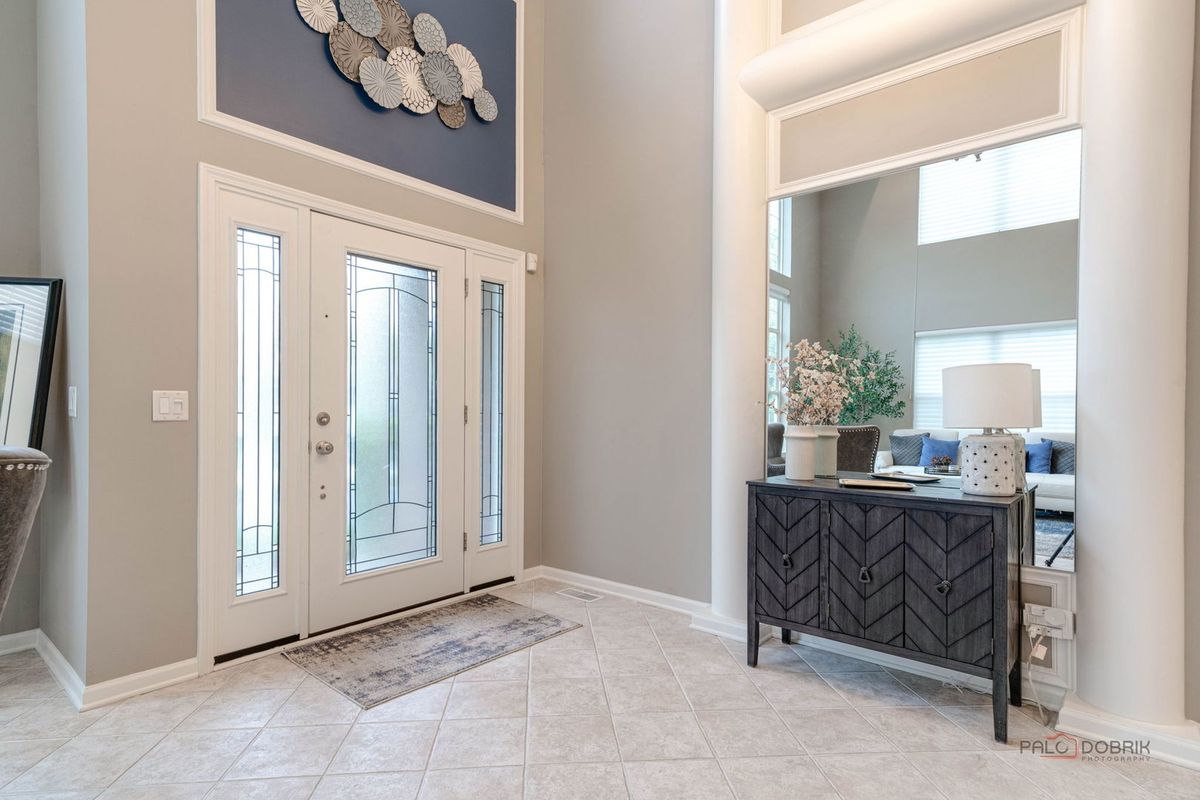 1695 Natures Way, Lindenhurst, IL 60046
