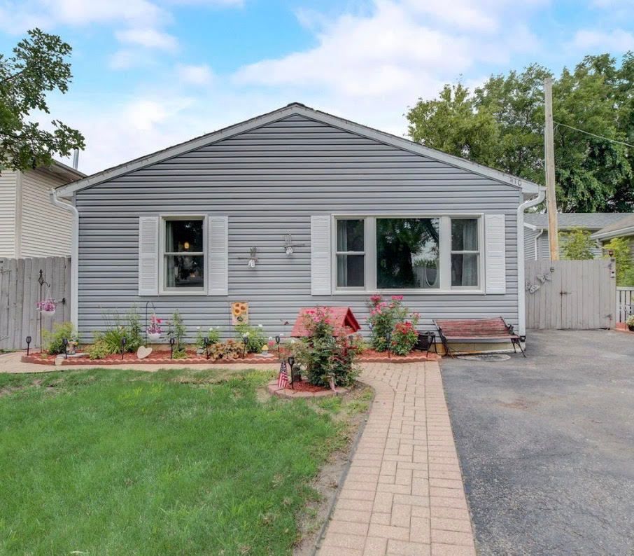 410 W Riverside Drive — Lakemoor, IL 60051