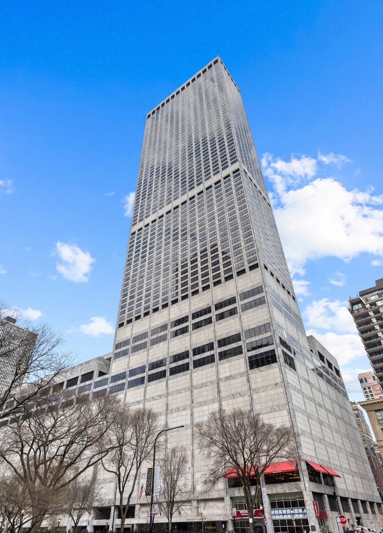 180 E Pearson Street #3702 — Chicago, IL 60611