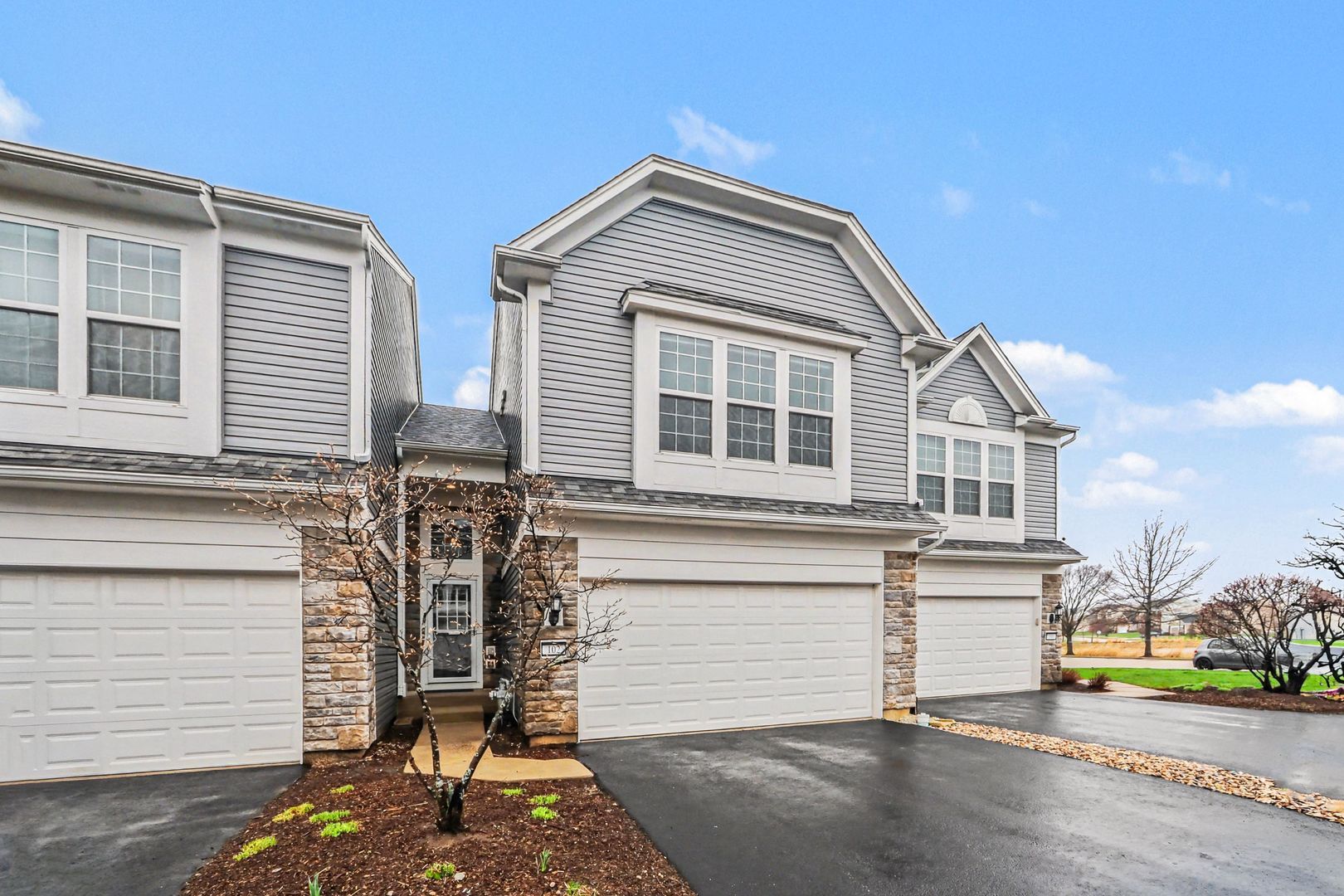102 Devoe Drive #102 — Oswego, IL 60543