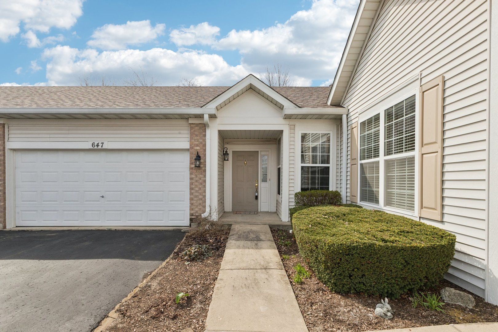 647 S Cadillac Circle — Romeoville, IL 60446
