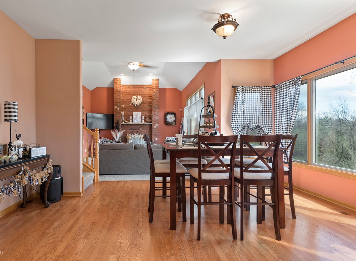 21163 S Wooded Cove Drive, Elwood, IL 60421