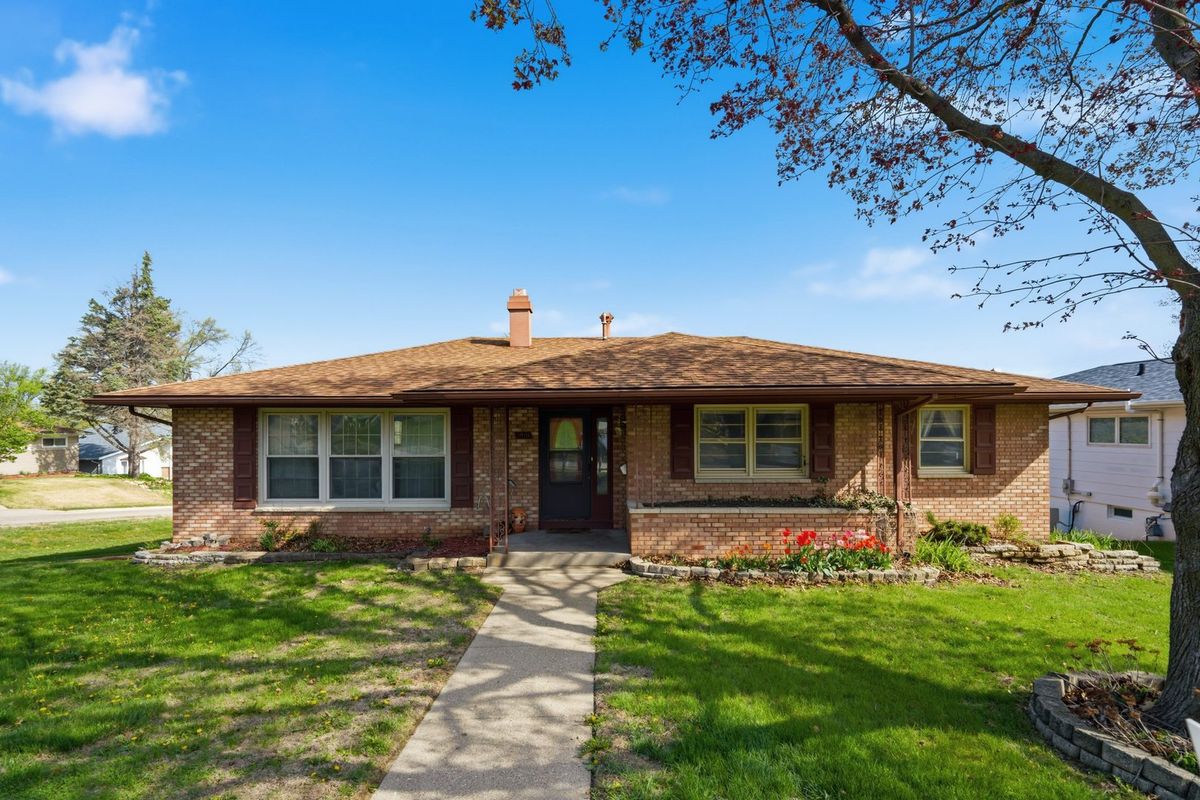 1918 W Garfield Street, Davenport, IA 52804