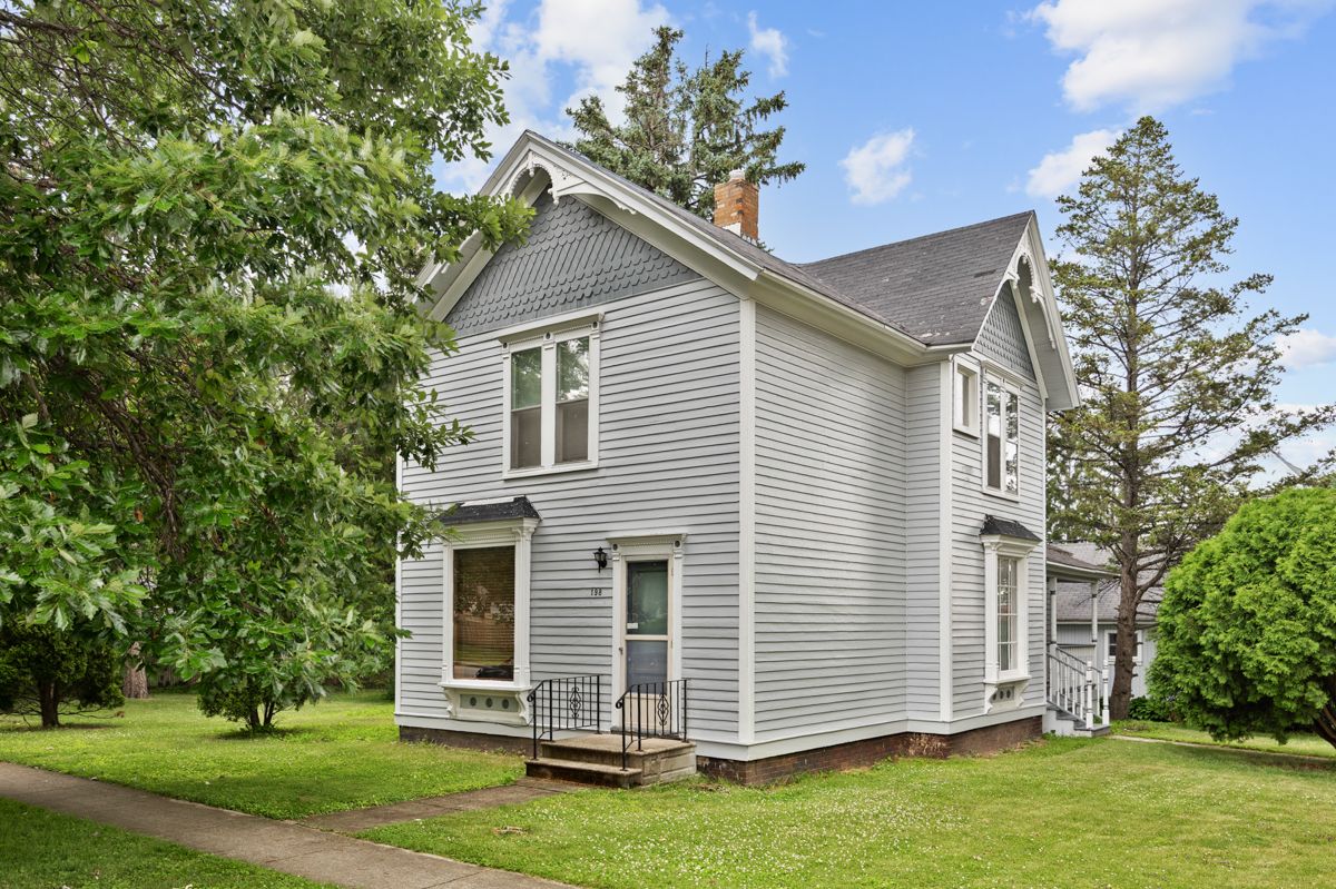 198 E. Jefferson Street — Hampshire, IL 60140