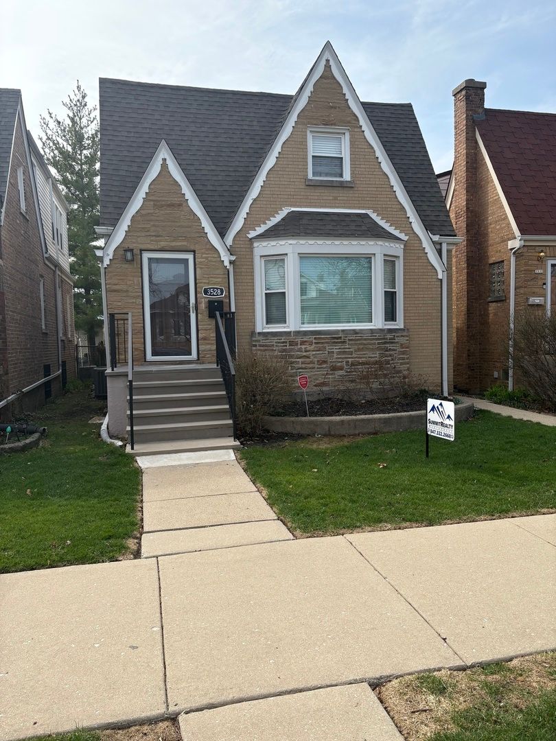 3528 N Neva Avenue — Chicago, IL 60634