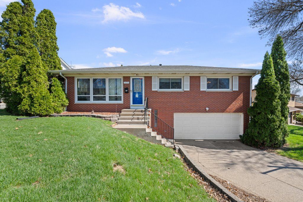 1325 Hillside Drive, Bettendorf, IA 52722