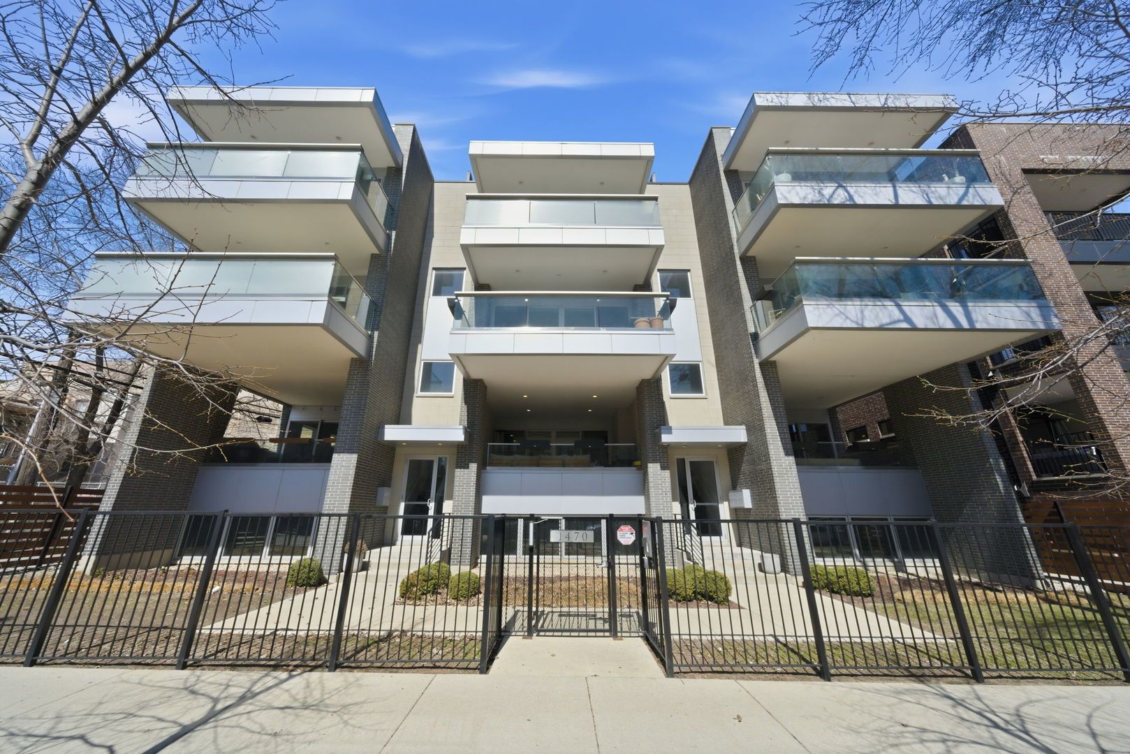 1470 W Winona Street #102 — Chicago, IL 60640