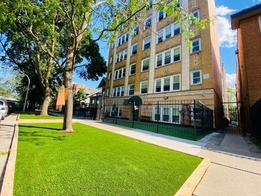 1521 W Sherwin Avenue #303 — Chicago, IL 60626