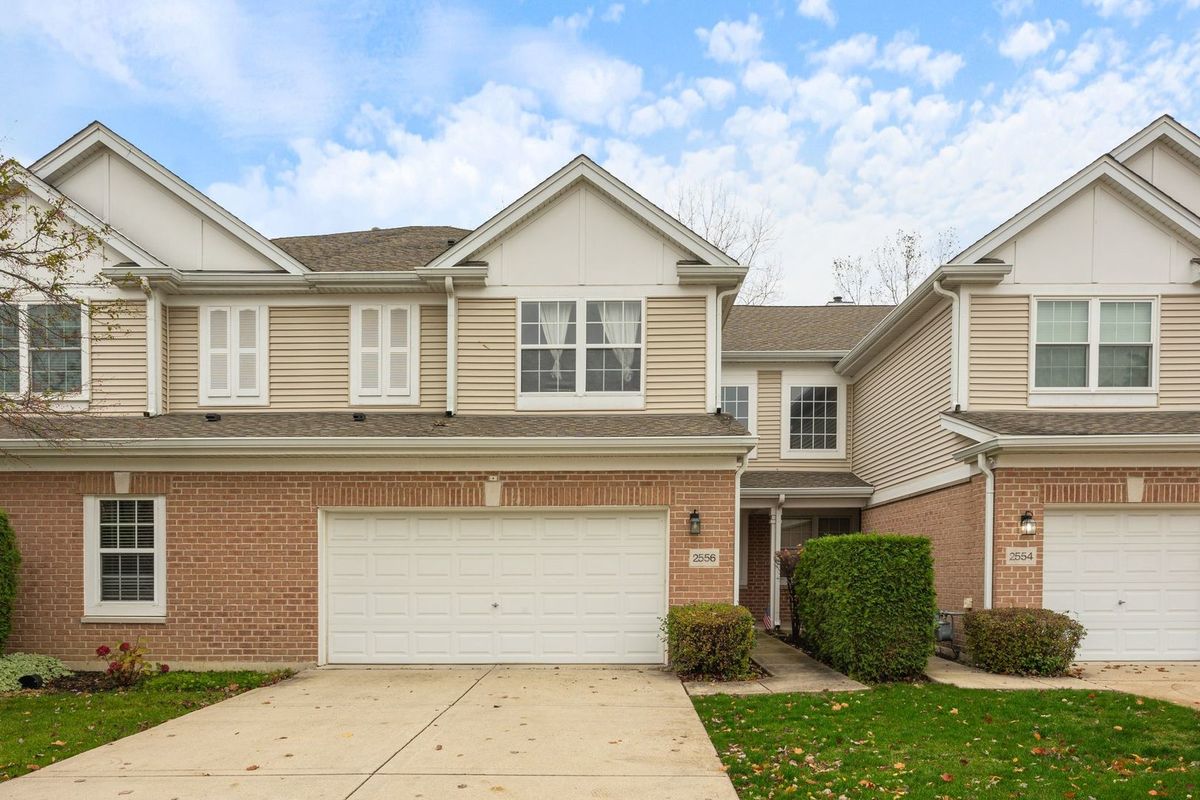2556 Camberley Circle, Westchester, IL 60154