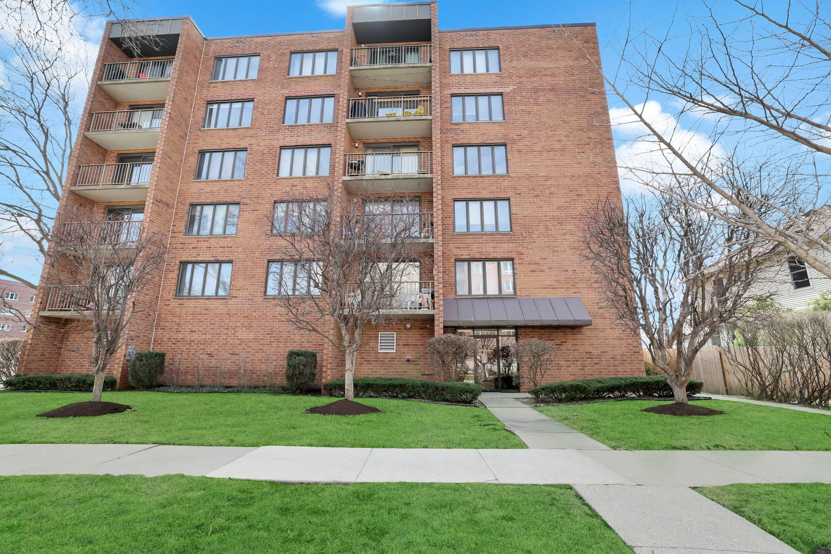 1389 Perry Street #203 — Des Plaines, IL 60016