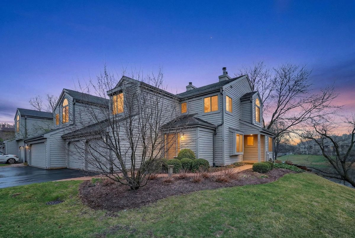 962 Shoreline Road, Lake Barrington, IL 60010