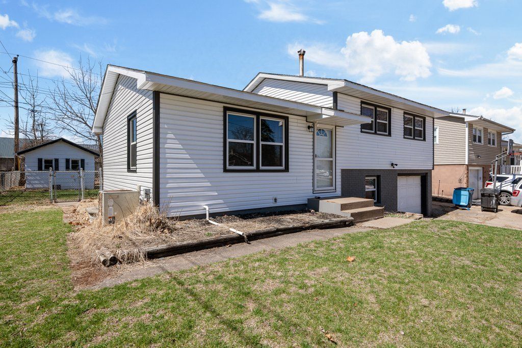 8012 10TH Street W — Rock Island, IL 61201