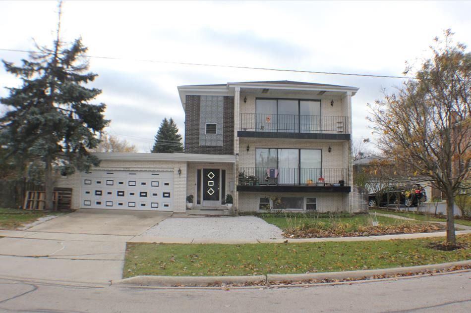 16W611 56th Street, Clarendon Hills, IL 60514